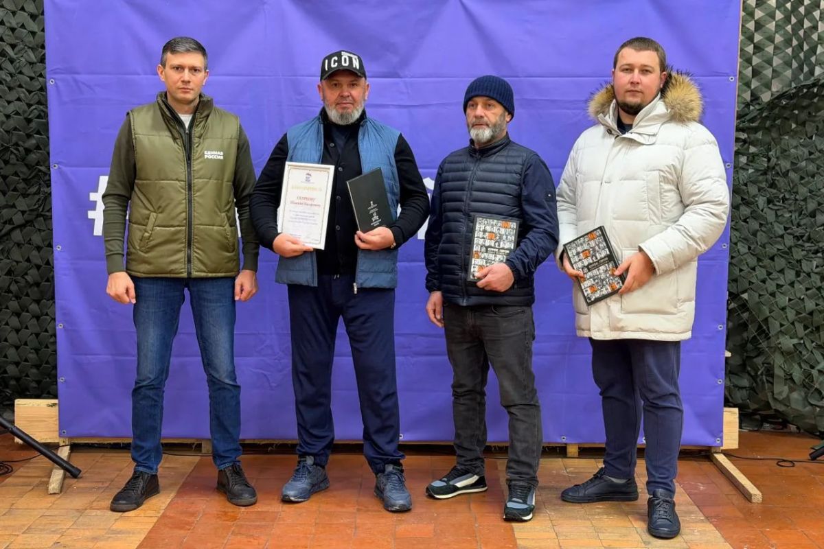 Партийцу из Дагестана Шамилю Халикову вручена благодарность секретаря Генсовета Владимира Якушева