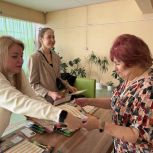 Олег Валенчук поздравил ветеранов Ленинского района с Международным женским днем