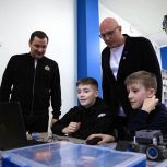 Дмитрий Чернышенко оценил возможности и программы фиджитал-центра, открывшегося в школе №7 Архангельска