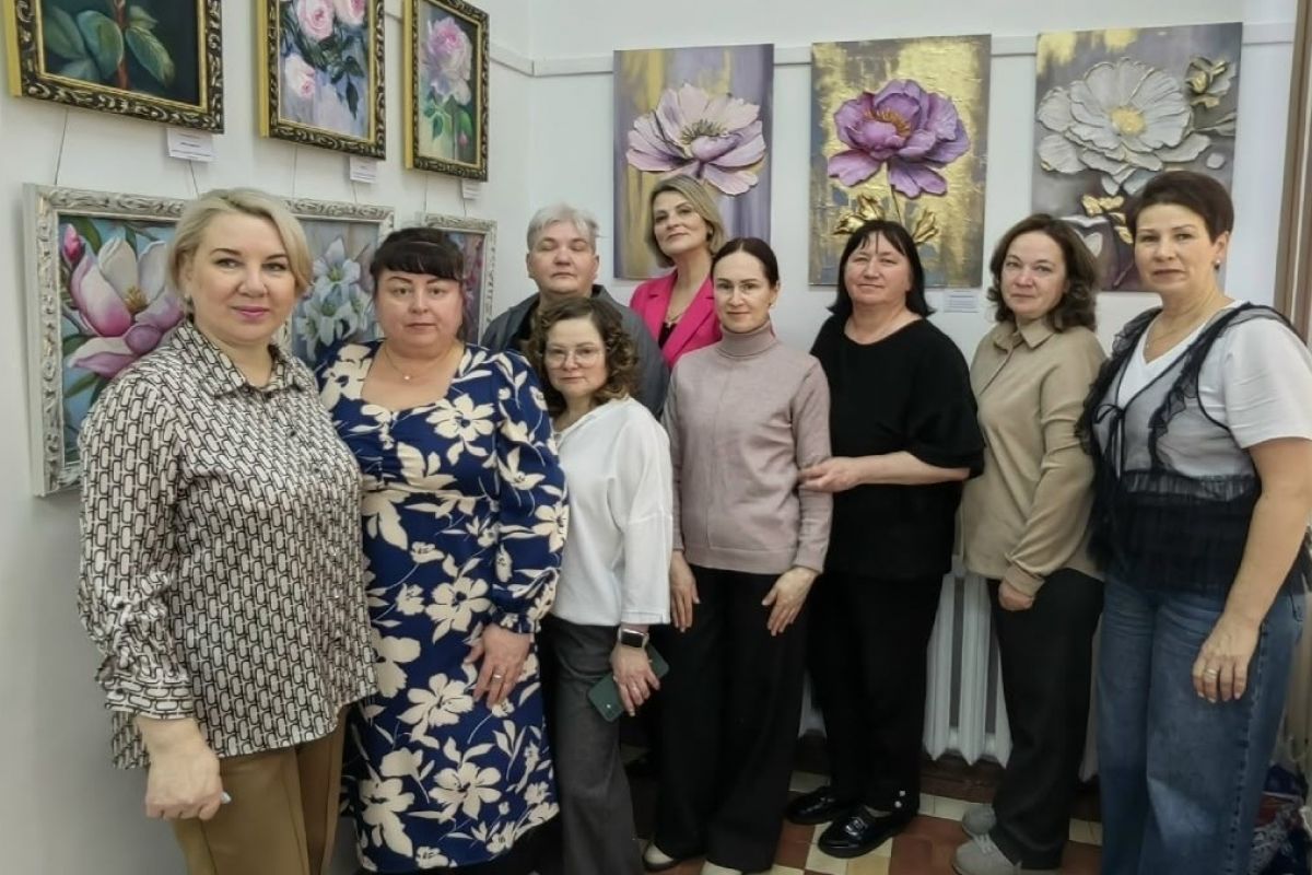 Библиотеку-филиал №5 в п. Вычегодском посетили представительницы Котласского городского отделения "Единой России"