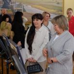 «Единая Россия» организовала в Донецке фотовыставку «Мать Героя»