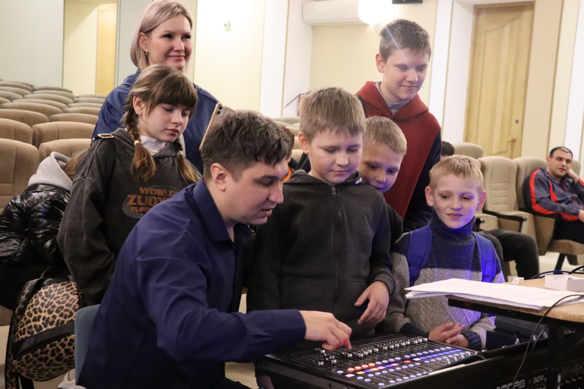«Единая Россия» показала школьникам закулисье Дворца культуры в Северодонецке (ЛНР)