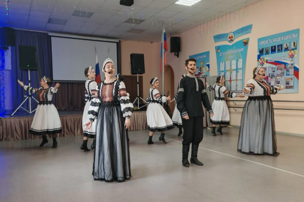 Активисты Волжского района поздравили воспитанниц и преподавателей интернатов с предстоящим праздником