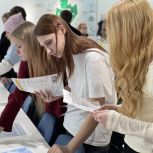 На площадке Штаба общественной поддержки «Единой России» состоялась ярмарка вузов «Выбор будущего. Твой университет ждет!»