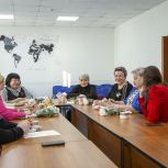 В Певеке партийцы организовали чаепитие для матерей участников специальной военной операции