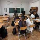 В рамках партийного проекта «Защитник отечества» школьники Стерлитамакского района встретились с участником специальной военной операции