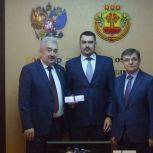 Леонид Черкесов вручил удостоверения новым мировым судьям