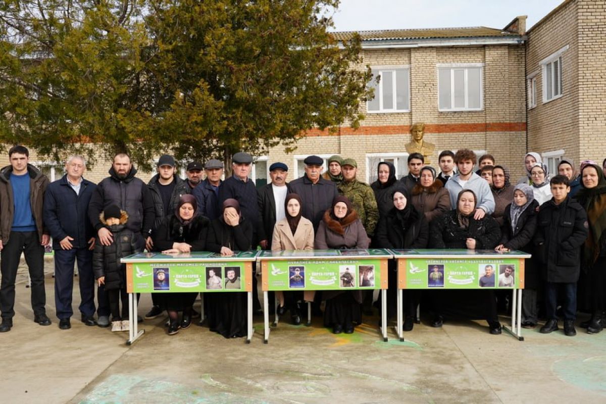 В Гунийской гимназии открыли три «Парты Героя» в рамках проекта «Единой России»