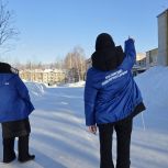 В Югорске активисты «Молодой Гвардии» проверили кровли социальных учреждений на снег и наледи