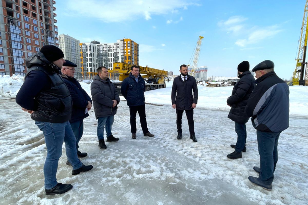 Владислав Фролов с партийным контролем посетил строительную площадку нового корпуса Дядьковской школы