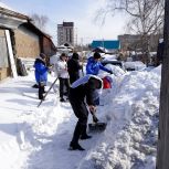 Активисты «Единой России» и «Молодой Гвардии» в Новосибирской области помогли пожилым людям с уборкой снега