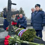«Пока мы помним — герои рядом с нами»: Александр Козловский почтил память десантников 6‑й роты в Выбутах