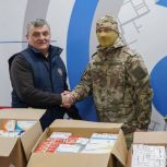 В Мелитополе секретарь местного отделения Единой России Сергей Золотарёв и директор МУП «Рынки Мелитополя» Сергей Костырь передали медикаменты для военного госпиталя