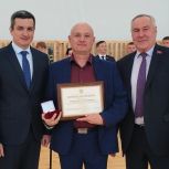 Сергей Серов и Алексей Кривенко поздравили жителей Родинского района с открытием обновленного спортзала