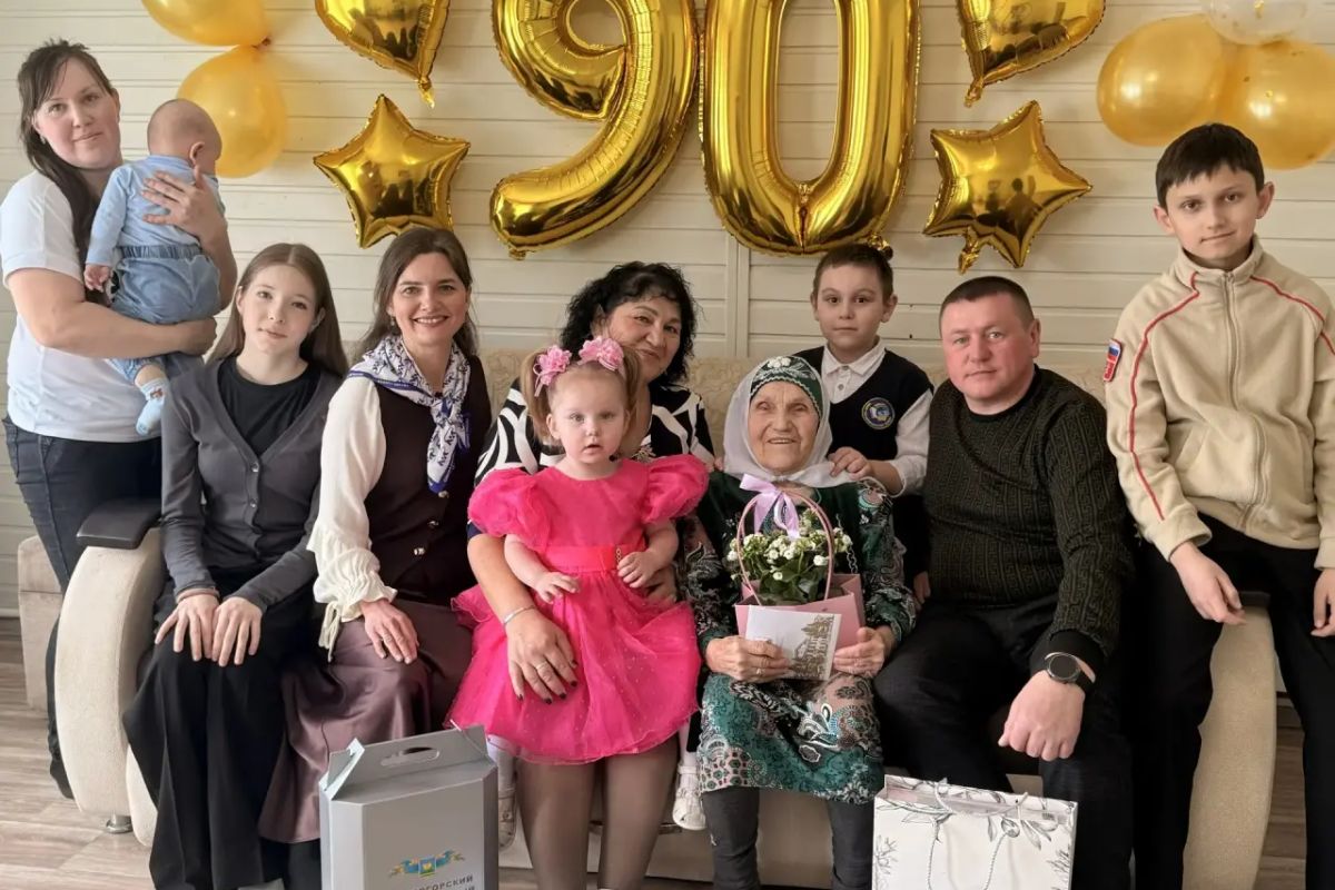 Высокогорские единороссы поздравили ветерана труда Асию Валееву с 90-летием