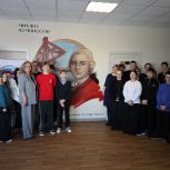 «Лица Героев»: мурал Ломоносову появился в школе Дальнеконстантиновского округа