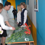 «Единая Россия» установила Парту Героя в сельской школе Липецкой области