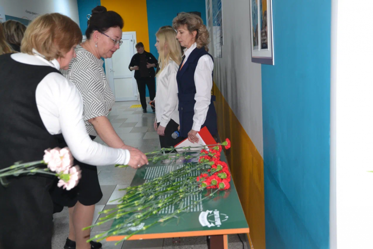 «Единая Россия» установила Парту Героя в сельской школе Липецкой области