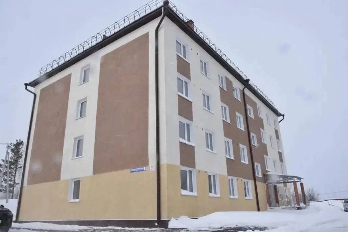 В Кузбассе дети-сироты получили квартиры в новом доме