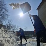 Молодогвардейцы провели уборку снега на территории детского сада № 424 в рамках федеральной акции «Антипаводок»
