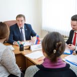 Депутат «Единой России» помог жителям Воронежа решить вопросы теплоснабжения, вывоза мусора и строительства школы