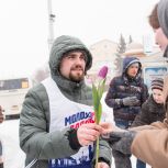 Активисты «Единой России» раздали 4 тысячи тюльпанов жительницам Кузбасса