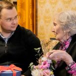 Иван Лебедев поздравил ветерана Великой Отечественной войны с женским днем 8 марта