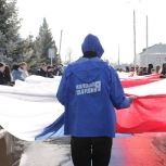 В Самарской области более 150 человек развернули 500-метровый триколор в честь годовщины воссоединения с Крымом