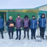 Единороссы Старокулаткинского района помогли расчистить снег возле домов семей участников СВО