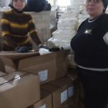 Единороссы Солнцевского района помогают на гуманитарном складе