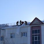 Уборка снега и наледи с кровель многоквартирных домов на контроле у активистов «Единой России» в Губкинском