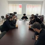 Партийный десант Единой России оценил ход ремонта гравийной дороги в селе Фуртоуг