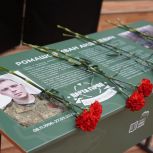 «Единая Россия» установила Парту Героя в районе Строгино в Москве