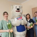 Активисты «Единой России» поздравили кузбасских медиков