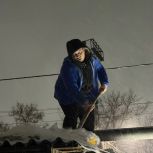 Молодогвардейцы провели антипаводковый «Снежный десант» и помогли семье участника СВО