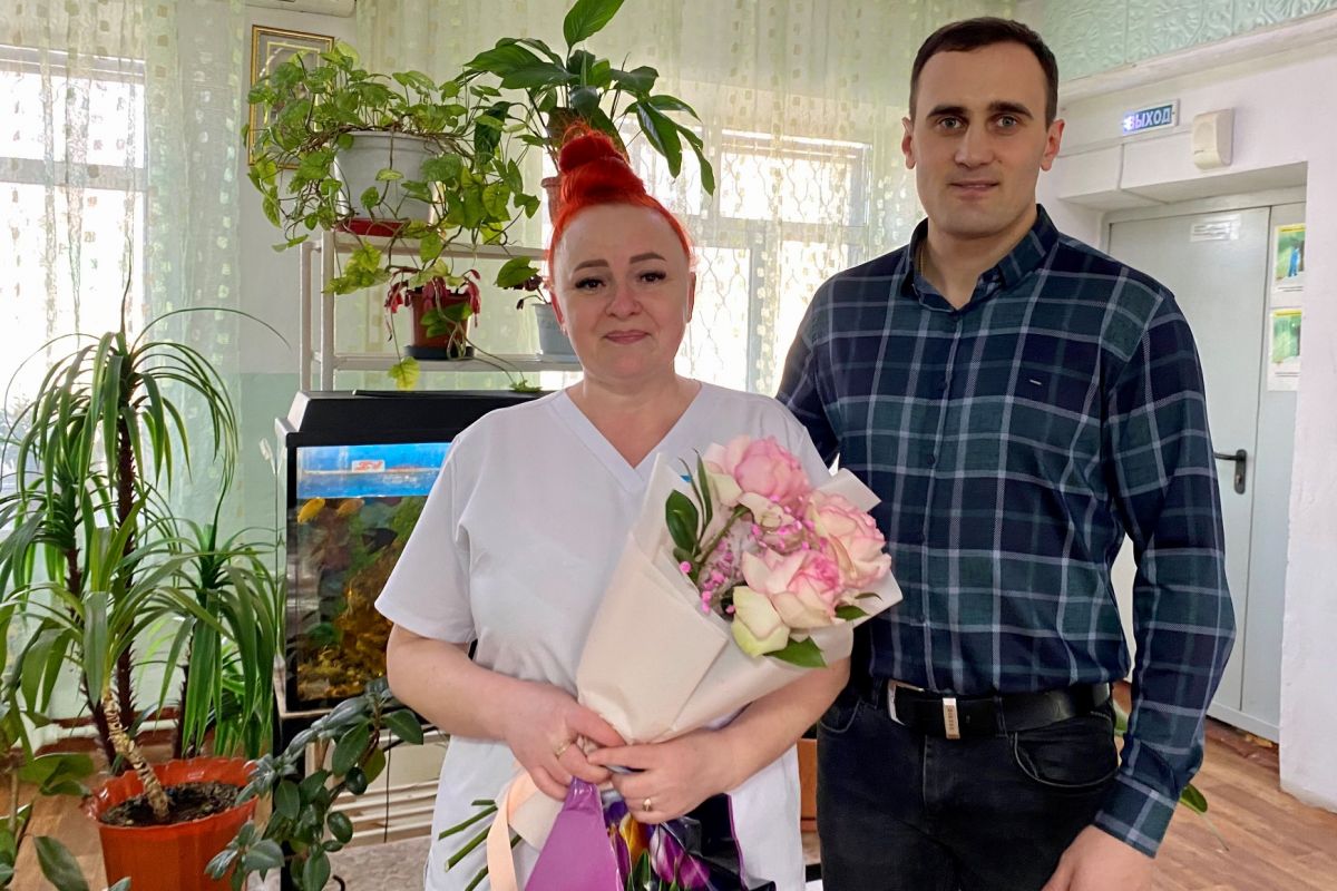 Александр Захаров присоединился ко всероссийской акции «Цветы мамам Героев»