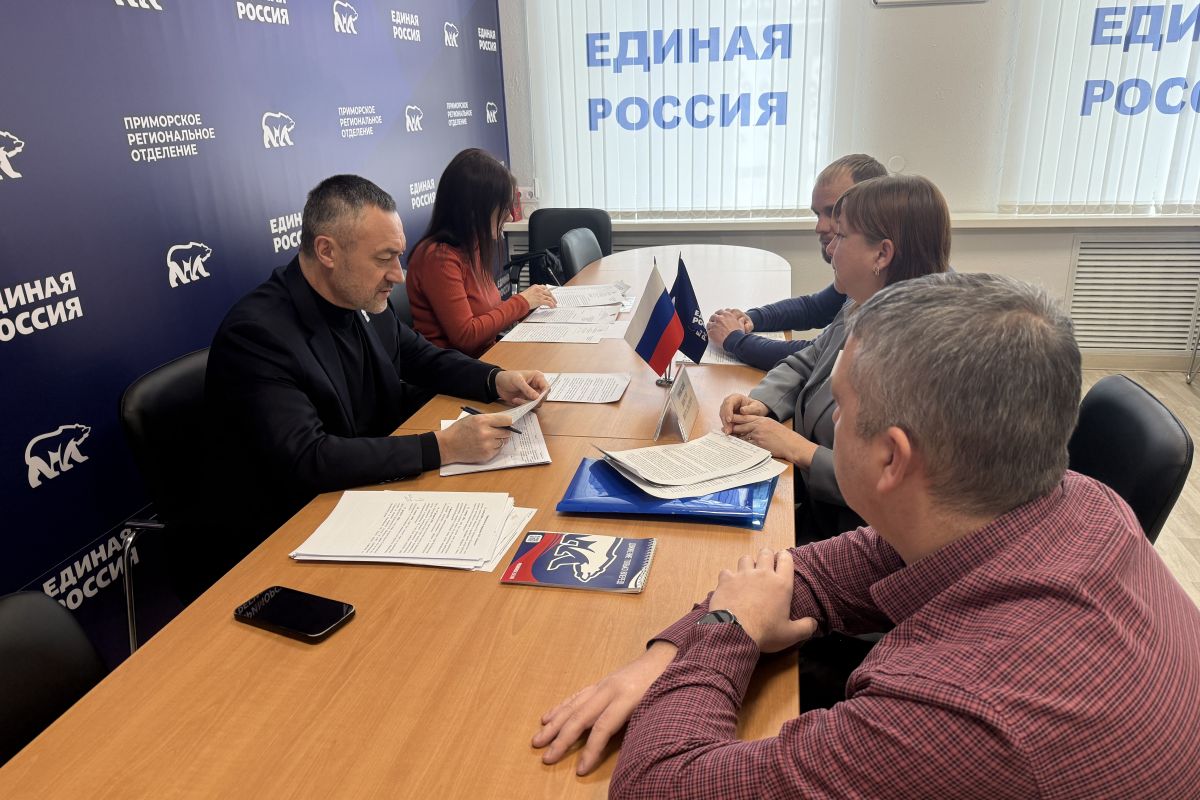 Вопросы семей бойцов и развитие Владивостока: Виктор Пинский работает с обращениями дальневосточников