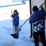 В преддверии таяния снега активисты «Единой России» помогают пожилым людям предотвращать подтопление домов