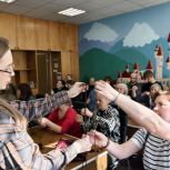 «Женское движение Единой России» провело в Москве мастер-класс по плетению тактических браслетов для бойцов СВО