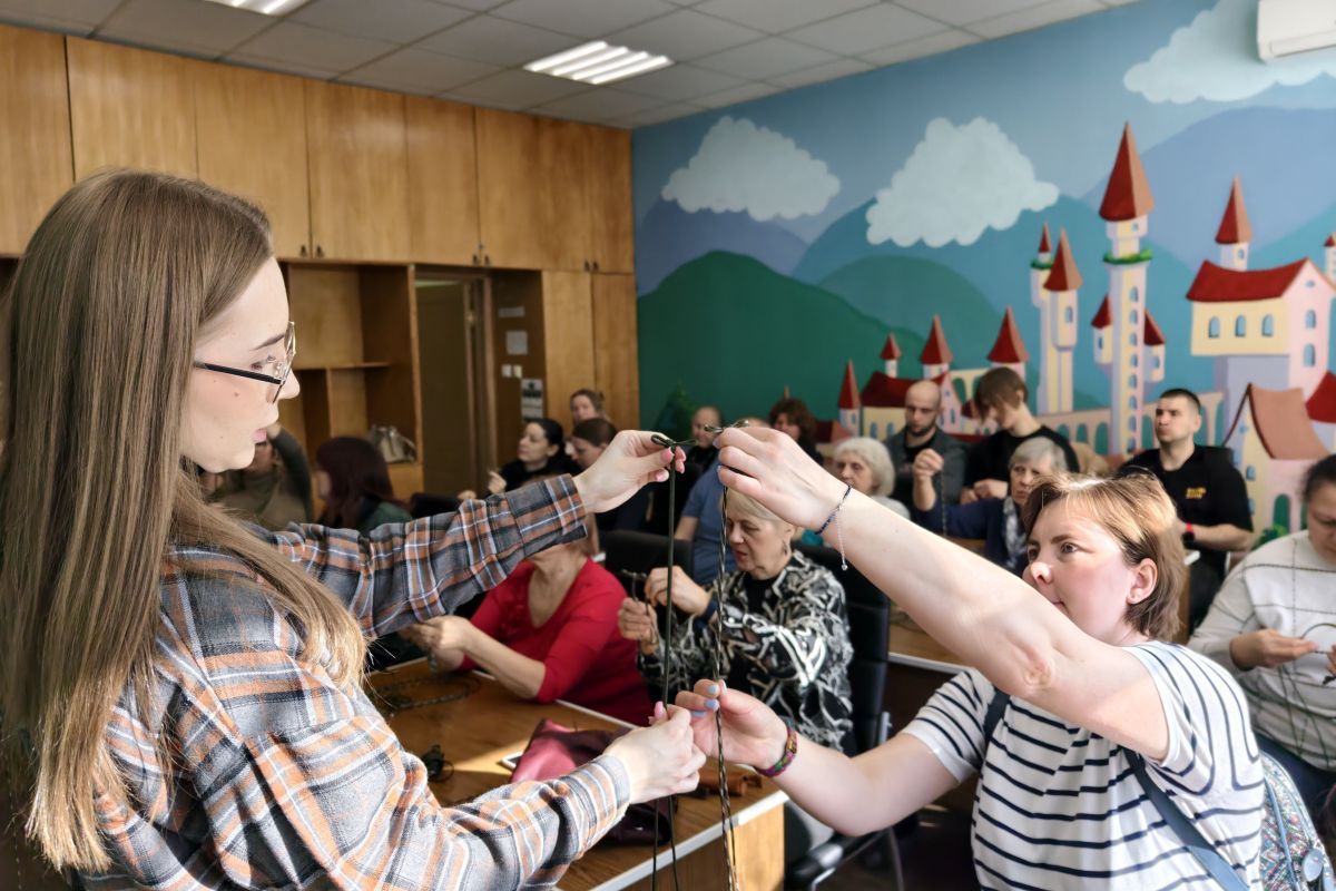 «Женское движение Единой России» провело в Москве мастер-класс по плетению тактических браслетов для бойцов СВО