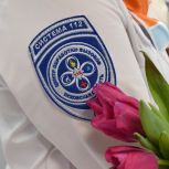 Единороссы поздравили героических женщин службы экстренного реагирования с 8 Марта