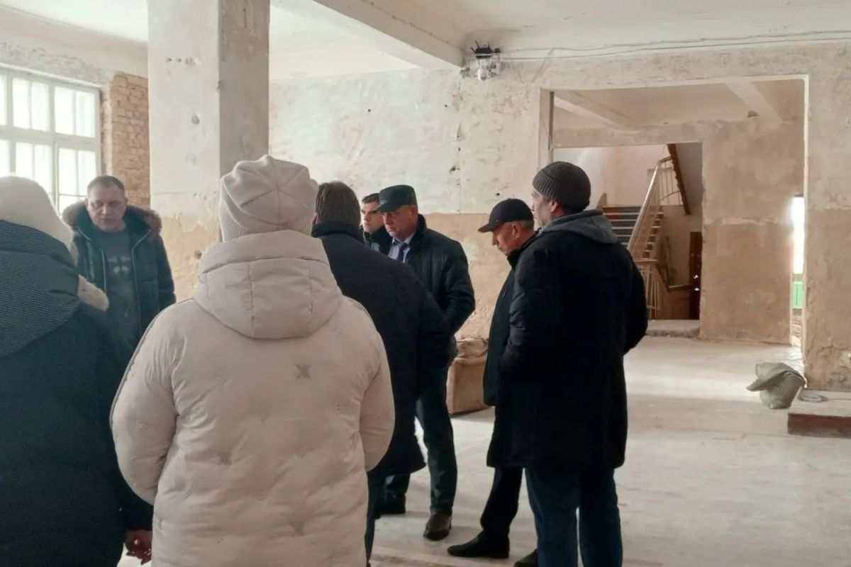 На контроле у партийцев капитальный ремонт школы в сосновском селе