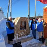 Активисты «Единой России» очистили от снега мемориалы героям в Сернурском округе