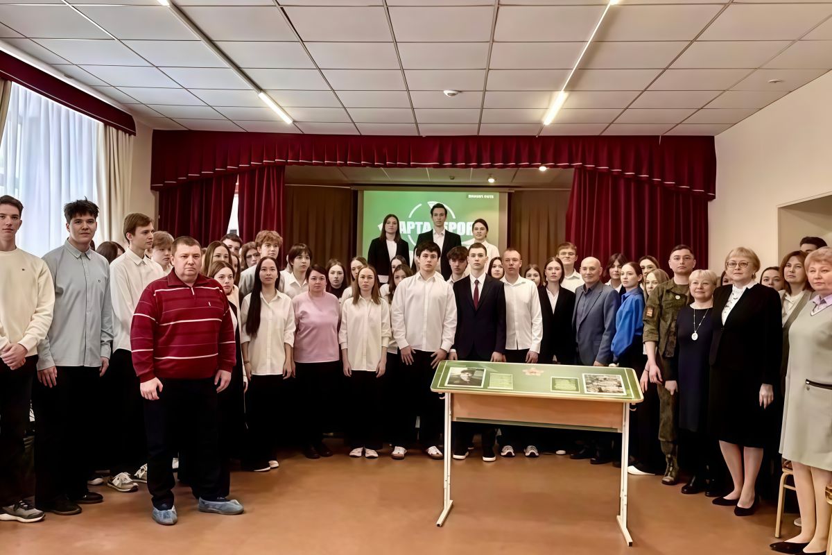 В школе №43 Советского района открыли Парту Героя