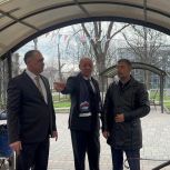 Партийный десант Единой России в Карабулаке проверил благоустройство «Аллеи Славы» в рамках исполнения Народной программы  