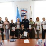 Денис Мирошниченко вручил благодарности представителям НКО к Международному женскому дню