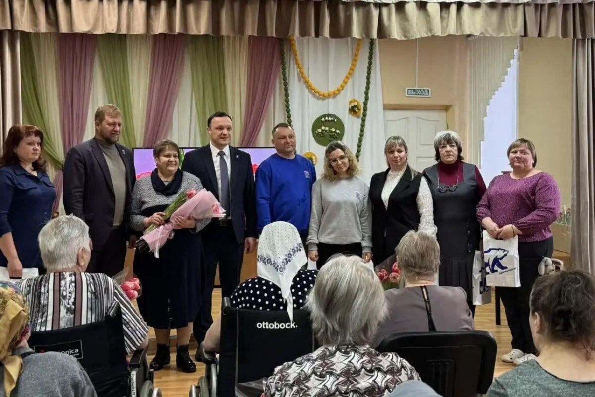 Партийцы поздравили женщин с наступающим праздником 8 марта