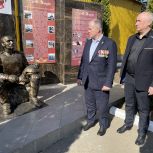 Участник СВО Александр Шелковой возложил цветы к памятнику сотрудникам органов правопорядка в Москве