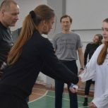 В Кинеле Самарской области «Единая Россия» провела мастер-класс по самообороне для старшеклассниц