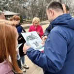 Партийный десант осмотрел спортплощадки, парк и школу